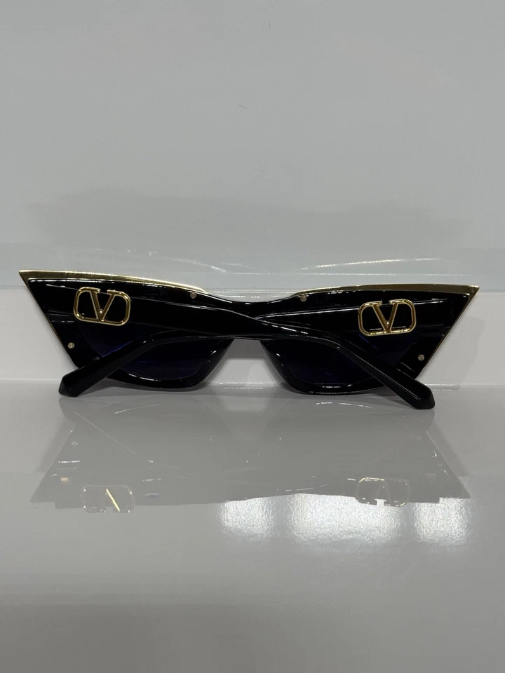 Gafas de sol Valentino V-Gildcut VLS-113A-55 negras con doradas estrechas ojo de gato para mujer” Foto 4 de 4