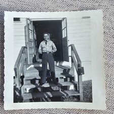 ORIGINAL WWII ERA PHOTOGRAPH ARMY SOLDIER POSING ON STEPS OF BARRACKS BUILDING