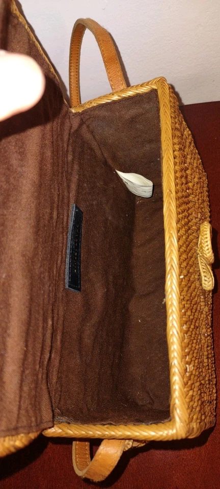 Cartera cruzada de mimbre de ratán a nivel de calle para dama con correa de cuero. Foto 3 de 4