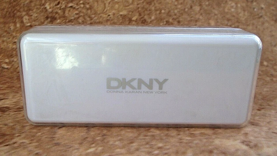 De colección DKNY Donna Karen Nueva York Blanco Gafas Duras Gafas de Sol Estuche Foto 2 de 4