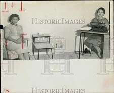 1956 Press Photo Mrs. Frankie Minnis and Miss Annie L. Williams sit together