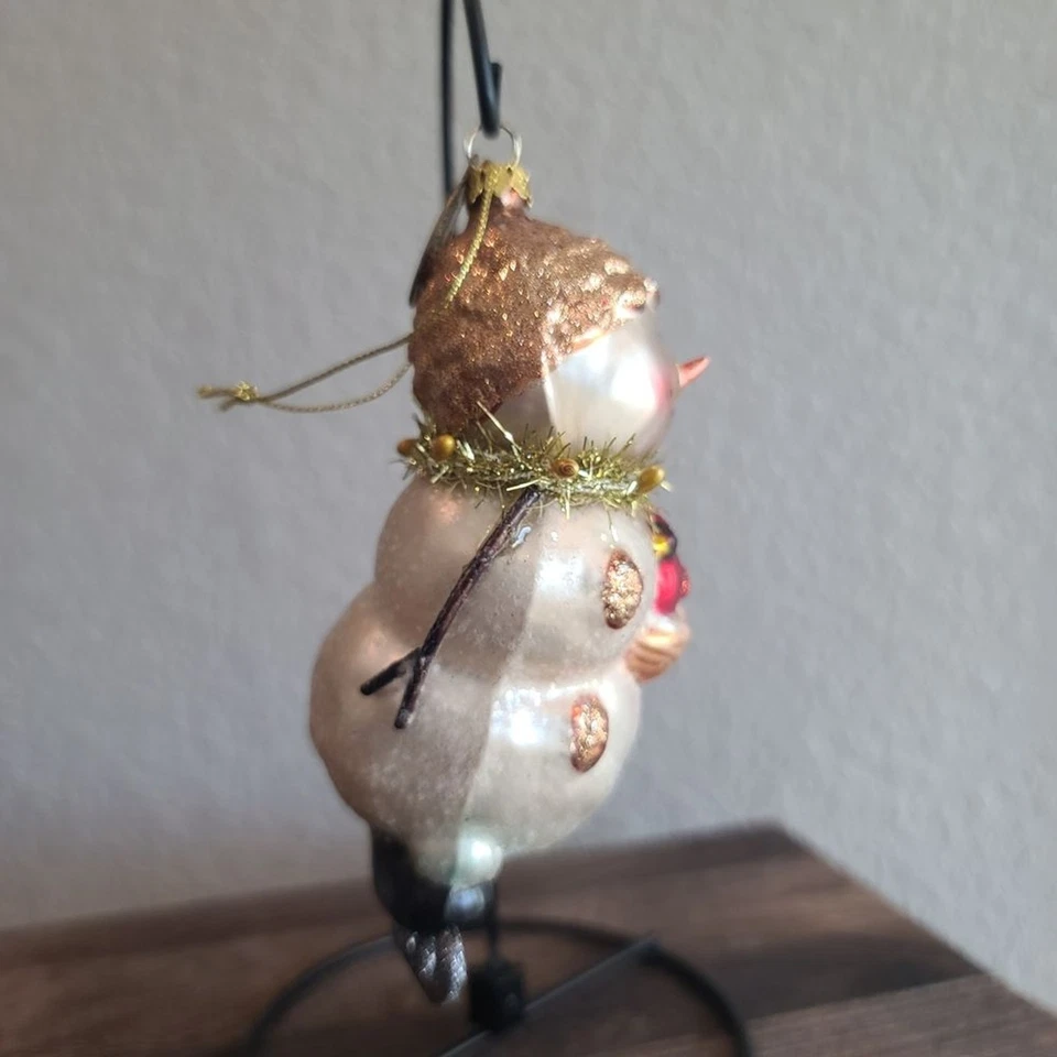 Colección Katherine Patinaje Muñeco de Nieve Ornamento Llevando un Cardenal Rojo en Nido Foto 4 de 4