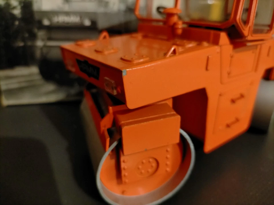 Modellino 1/25 rullo compressore tandem HAMM DV8 - marca NZG - Immagine 3 di 4