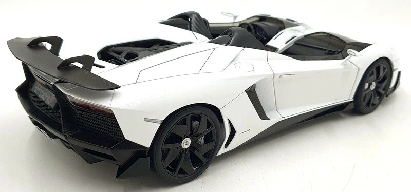 Autoart 1/18 Scale Diecast 74674 - Lamborghini Aventador J - White - Image 3 of 4