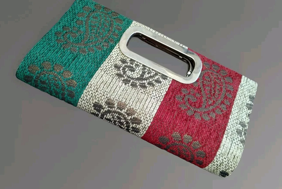 Bolso sin asas de tela cartera diseño cachemir brillante correa de cadena 3 broches de presión y cremallera interior  Foto 3 de 4