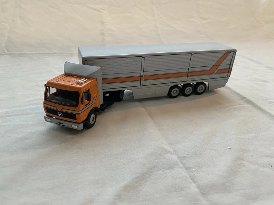 Conrad No. Semirremolque Mercedes Benz 1633 S con remolque de carga lateral Foto 2 de 4
