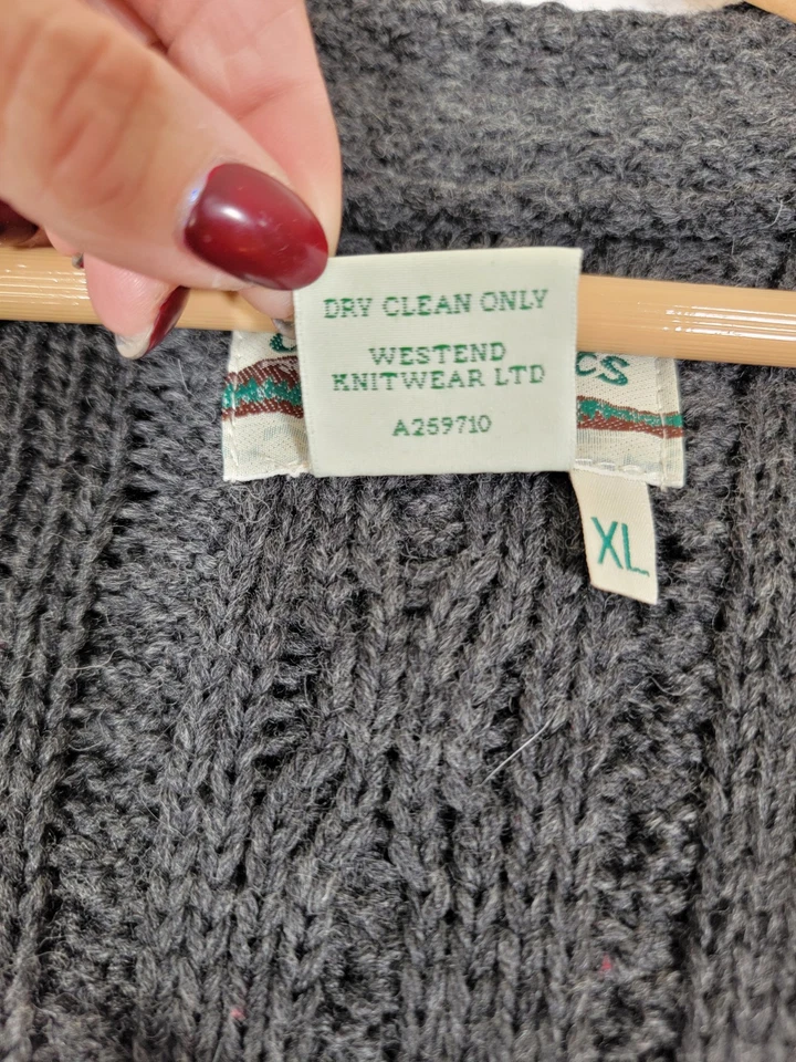 Cárdigan largo con botones de lana merino Aran Crafts gris oscuro tejido con cable XLARGE Foto 4 de 4