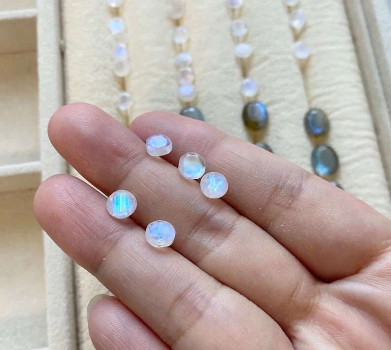 Aretes pequeños de plata de ley 925 con piedra lunar natural para mujer Foto 4 de 4