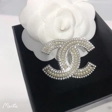 Women's Fashion Classic Three-dimensional Pearl Crystal Brooch Birthday Gift