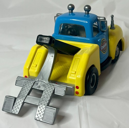 Chevron Cars Trevor Tow Truck 2001 Toy Vehicle Figure Collectible Loose Rare - Picture 3 of 5