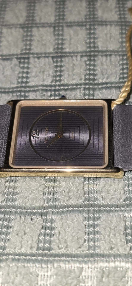 De colección Raro!  Accutron 1982 tanque delgado con corona de cabujón azul. AKA Martini Foto 3 de 4