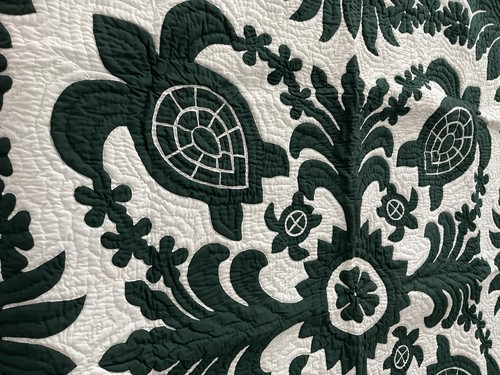 Hawaiian quilt lap blanket 100% hand quilted/hand appliqued Sea Turtles/Ilima BG - Picture 2 of 5