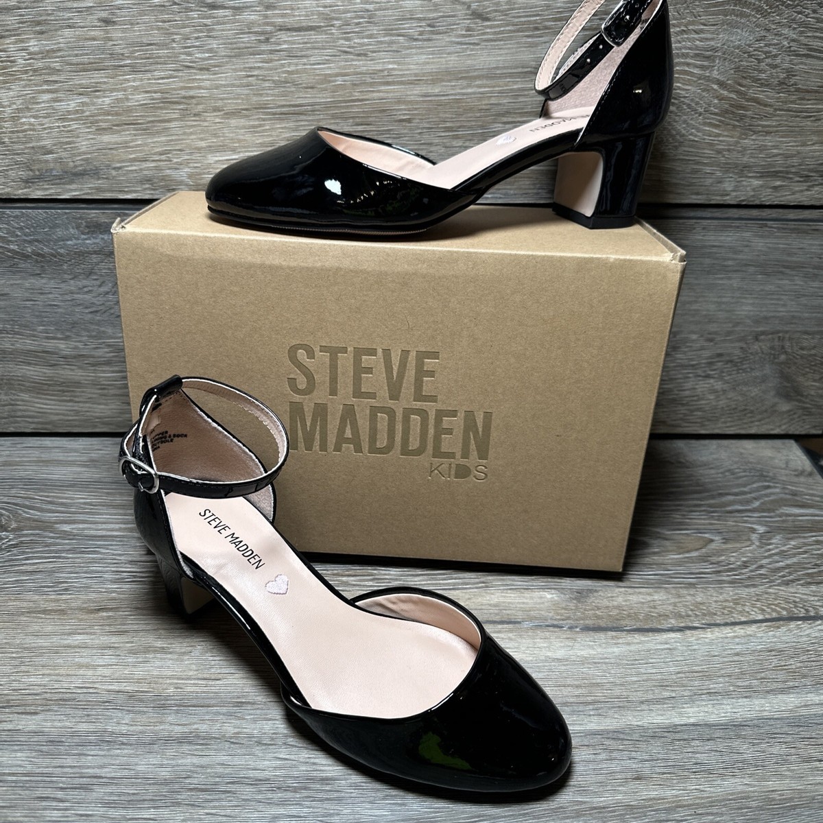 NY発ブランド steve madden フラットシューズ　シルバー ニューヨーク発、今もっともホットなシューズブランド