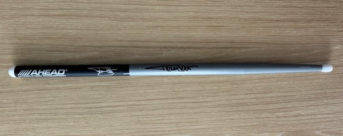TOMMY LEE SIGNED MOTLEY CRUE DRUMSTICK BECKETT BAS - Picture 1 of 3