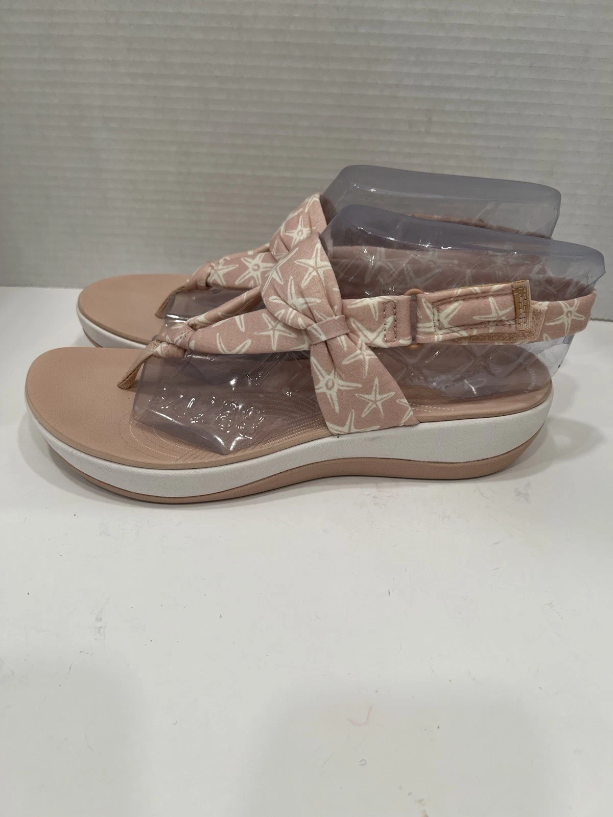 Sandali CLOUDSTEPPERS by Clarks in jersey con cinturino a T Arla Nicole rosa con pesce stellato taglia 10