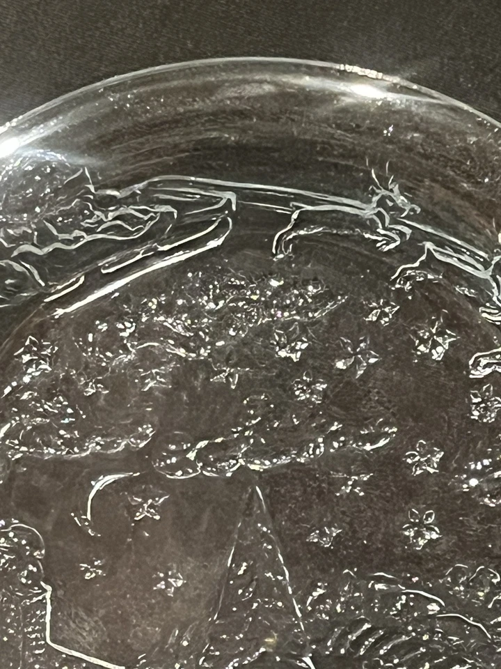 Plato de Navidad de vidrio transparente con escena trineo de Santa, cabaña de troncos y copos de nieve Foto 3 de 4