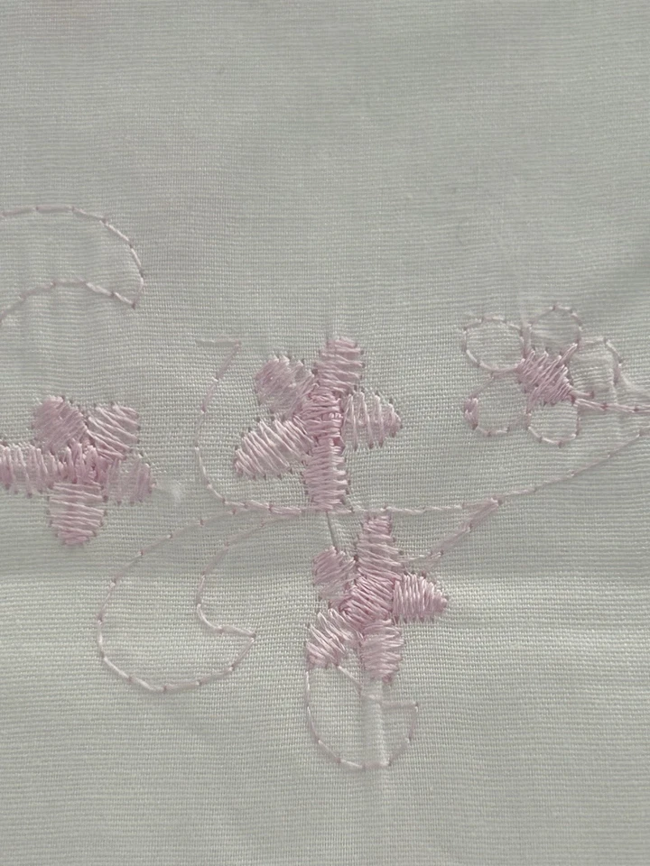 Tela Floral Bordada Tafetán Blanco Rosa 74" x 56" Foto 2 de 4