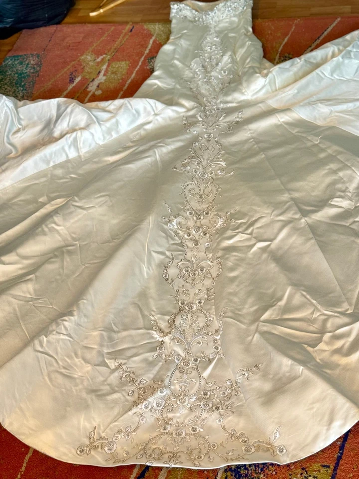 RARO Vestido de Novia Reem Acra con Cristales de Swarovski Talla 10 Diseño Personalizado Foto 2 de 4