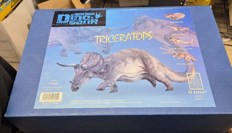 A large scale model kit by horizon original triceratops dinosaur 30"×11"×10"