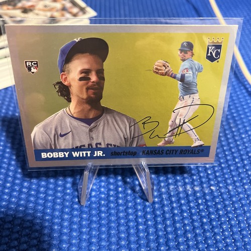Tarjeta holográfica de novato Topps Heritage 2025 variación #H25-4 BW Bobby Witt Jr - Imagen 3 de 4
