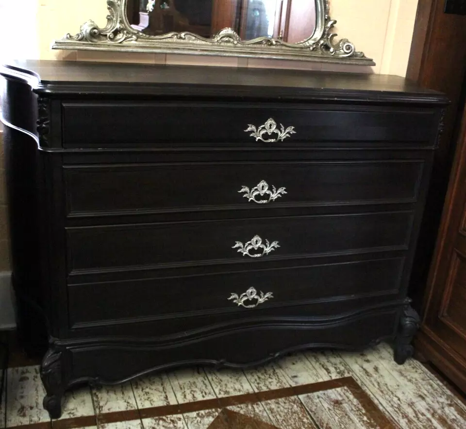 Cajonera francesa antigua Luis XV | pintada de negro con herrajes ornamentados Foto 2 de 4