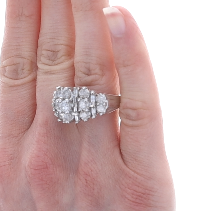 Oro Bianco Diamante Grappolo Cocktail Anello 10k Rotondo - Main Image