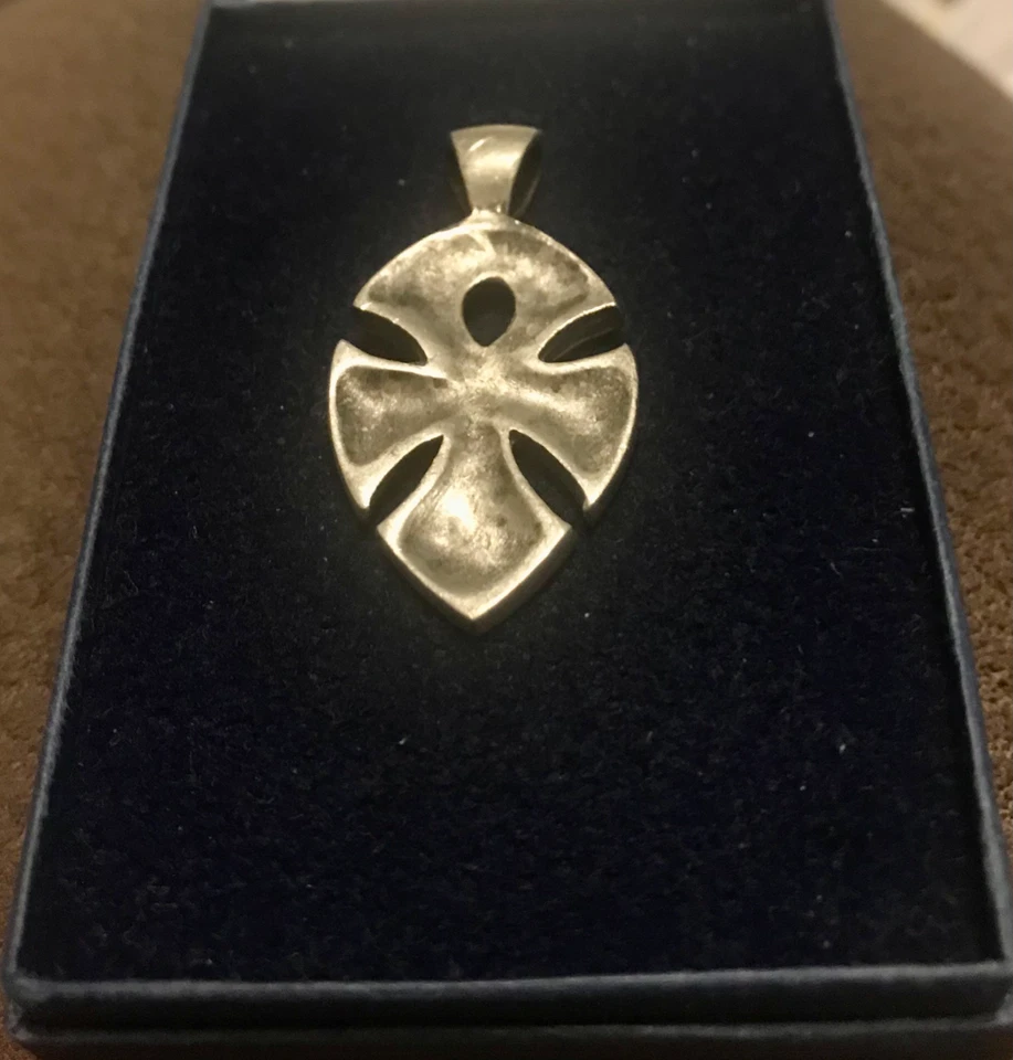 ПРЕКРАСНЫЙ ВИНТАЖНЫЙ ОЛОВЯННЫЙ КУЛОН В КЕЛЬТСКОМ ДИЗАЙНЕ - Изображение 2 из 2