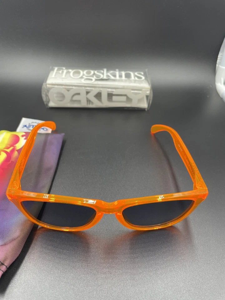 Oakley Frogskin naranja ácido con lentes grises Foto 4 de 4