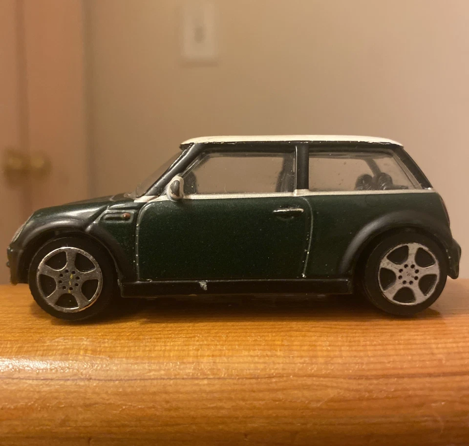 Burago Mini Cooper R50 2000 in White/Dark Green Color 1/43 Scale - Image 4 of 4