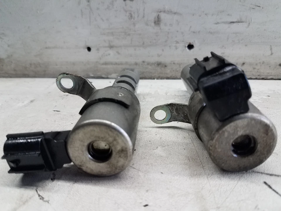 2000-2006 Toyota Tundra 4.7L Left And Right Variable Valve Timing Solenoids(M138 - Image 4 of 4