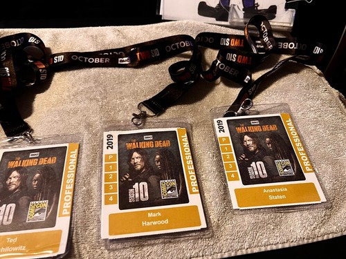 2019 COMIC CON 4 RARE PASS BADGE TAGS & LANIARD THE WALKING DEAD FROM EVENT😁👀 - 第 2/4 張圖片