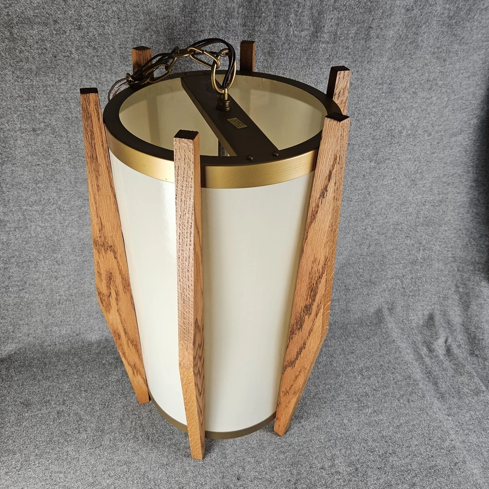 Lámpara colgante moderna vintage Indco de latón roble claro mediados de siglo MCM Foto 3 de 4