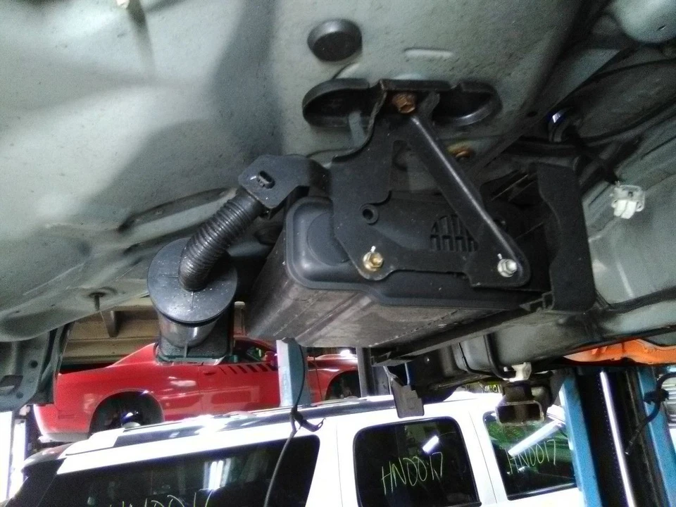 Toyota Prius 2015 bote de vapor de combustible de 1,5 litros Foto 3 de 4