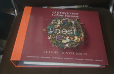 Pantone View Buch Autumn Winter 21 mit USB St...