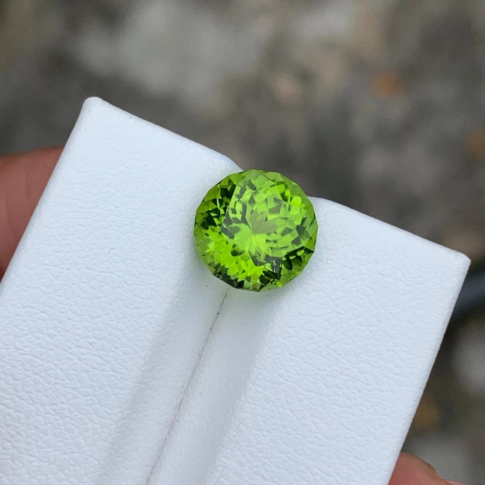 Piedra preciosa suelta de corte redondo peridoto verde natural de Ceilán de 12,02 quilates con certificación GIE Foto 2 de 4