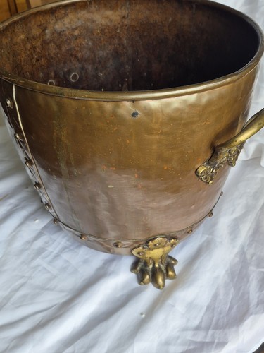 LARGE ANTIQUE COPPER & BRASS LIONS HEAD PAW FEET RIVETED LOG COAL BUCKET PLANTER - Picture 11 of 20
