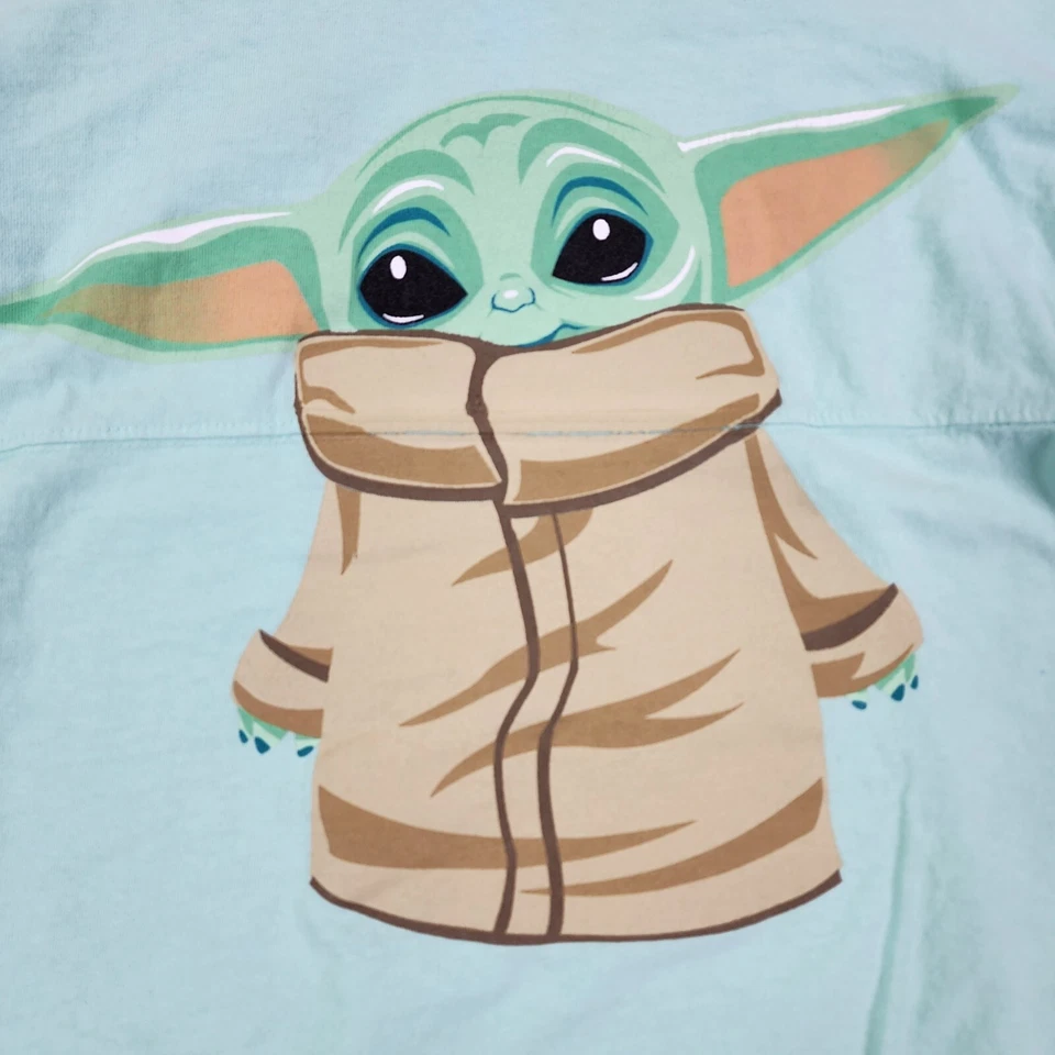 Camiseta deportiva grande The Mandalorian Baby Yoda "The Child" Youth Spirit de los parques de Disney Foto 2 de 4