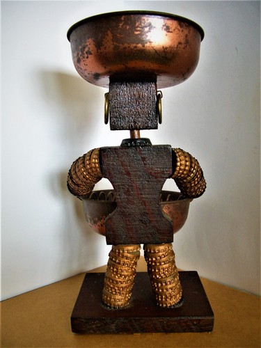 VINTAGE MID CENTURY FOLK TRAMP ART METAL WOOD BLACK BOTTLECAP MAN ASHTRAY GREAT! - Picture 4 of 9