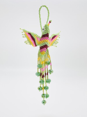 colibri adorno hecho con chaquiras ornamenta  decorativo colores pastel