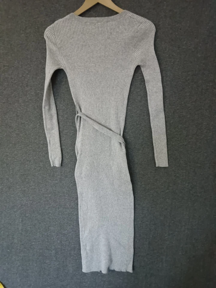 Vestido Suéter Forever 21 Talla S Gris Cuello en V Manga Larga Cinturón Corbata Foto 2 de 4