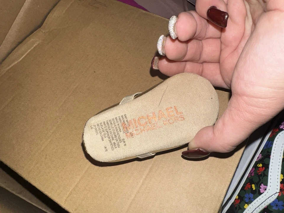 Botines de bebé Michael Kors dorados talla uno Foto 4 de 4