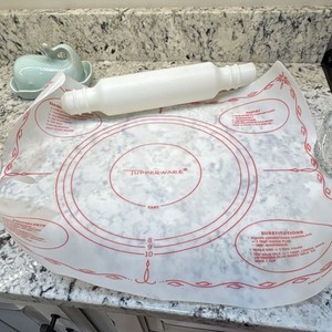 Tupperware Plastic Pastry Mat Marbled White/Red Printed Measurement Guides