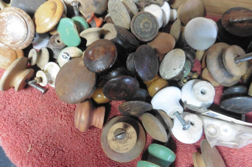 Lote de perillas de puerta tiradores cajones de gabinete vidrio madera latón etc. Foto 3 de 4