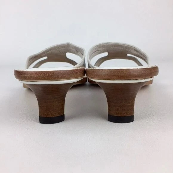 Sandalias de cuero blancas plateadas Cole Haan para mujer con tachuelas de tacón de gatito talla 8,5 Foto 4 de 4