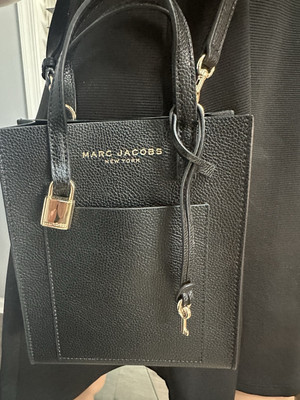 【関税込み】Marc Jacobs ネイビー 'The Leather Mini' バッグ Marc Jacobs The Leather Mini Bag, Argan Oil: Handbags