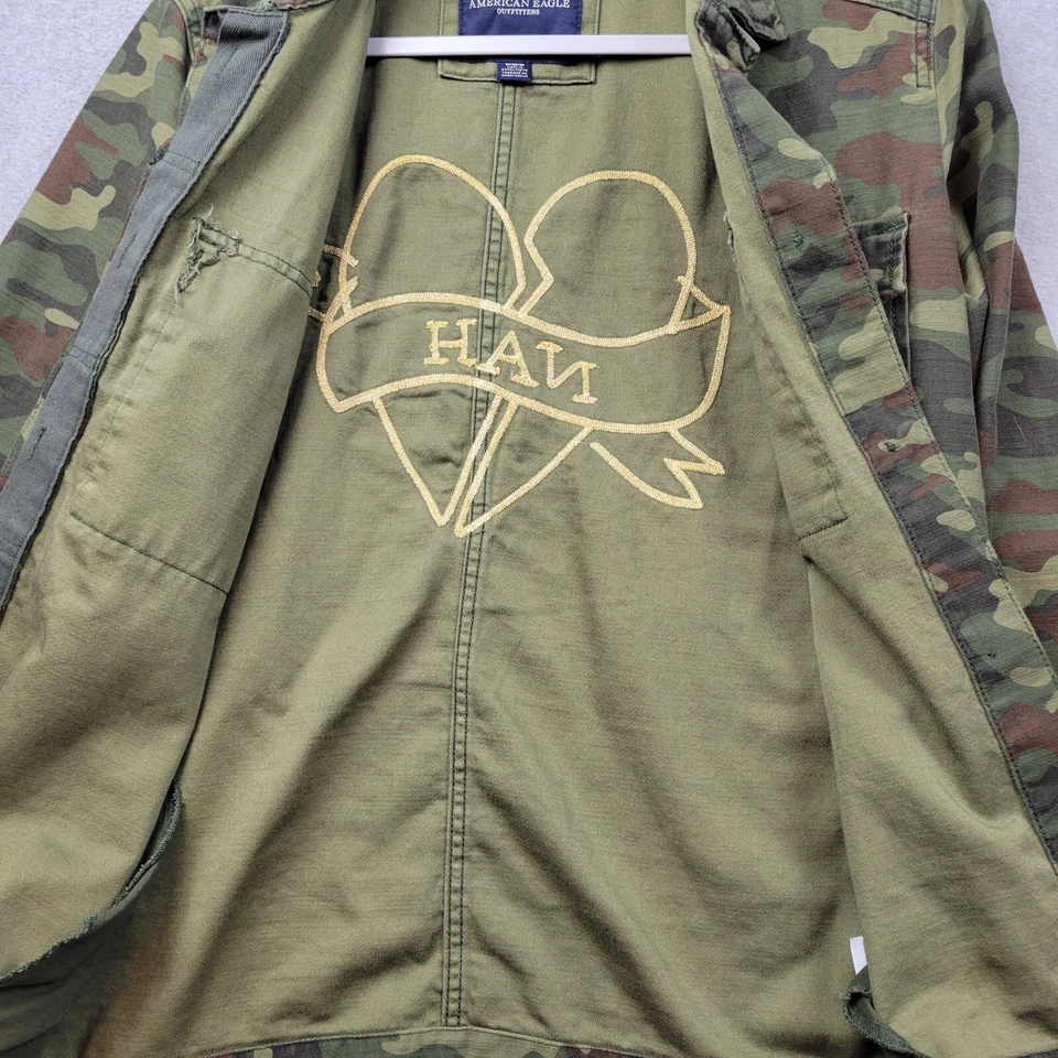 Chaqueta de mujer American Eagle camuflada bordada Nah talla mediana corazón roto Foto 3 de 4