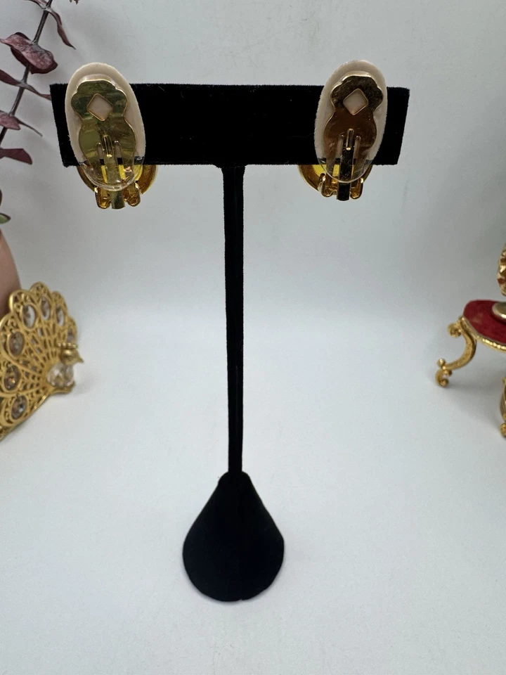 Серьги-гвоздики с зажимом коньячные коричневые балтийские акриловые янтарные золотистые - Изображение 3 из 4