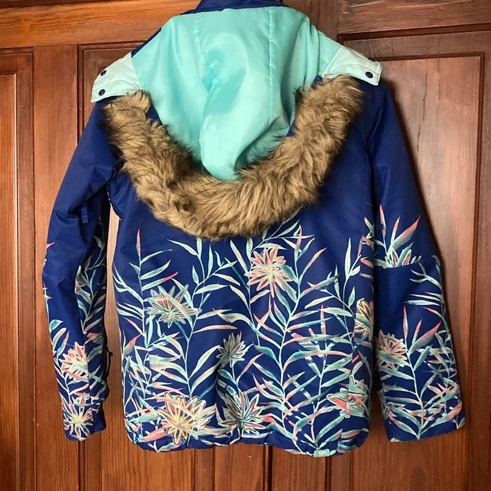 Casaco de inverno Roxy floral azul com capuz voo seco Parka tamanho juventude 14 XL *riscos - Imagem 2 de 4