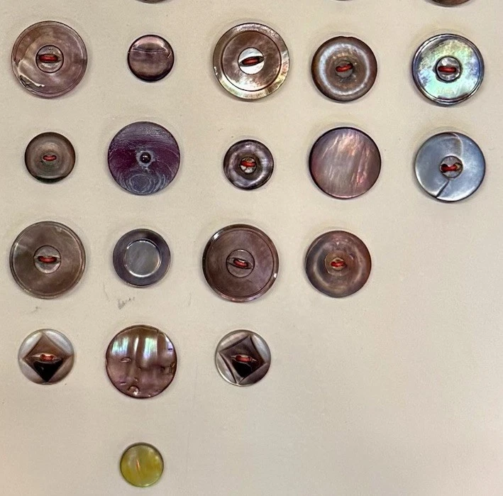 53 антикварные винтажные резные жемчужные пуговицы на коллекционной карточке - Изображение 4 из 4