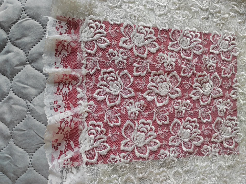 Plauener Spitzendecke aus Omas Wäschetruhe, weiß, 94 x 102 cm mit Falbel - Bild 4 von 4